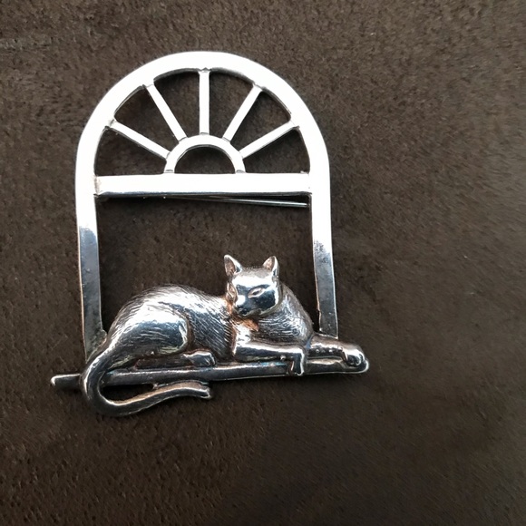 Jewelry - Lovely vintage silver cat pin❤️